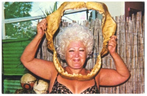 Stuart FL - Tigerhai Kiefer bei Mako Lady Enterprises - verrückte 1980er Postkarte - Bild 1 von 2