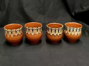 Set aus 4 handgefertigten Studio Kunst Keramik Tassen braun weiß blau 3,75" hoch x 3,5" ACR - Bild 1 von 3