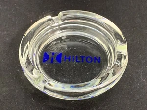 Hilton Klarglas 4 1/4" Runder Aschenbecher Name In Blaudruck - Bild 1 von 3