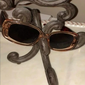 GAFAS DE SOL UV PROTECTOR MAX TONOS NEGROS RIBETE MARRÓN MELOCOTÓN SOMBRA DE OJOS USADAS - Imagen 1 de 2