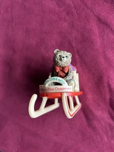 NOS Hallmark Andenken Weihnachtsschmuck - Babys erstes Weihnachten 1984 S3 - Bild 1 von 5