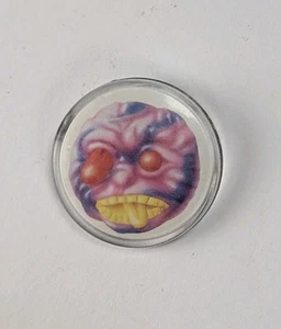 1980er Meiji Süßigkeiten Spielzeug Horror Maske Geist Abzeichen Ball Madballs Pin Mad Balls #5 - Bild 1 von 3