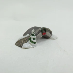 Mini Weihnachtsdorf Steinbrücke mit Baumkranz & bedeckt Schnee Keramik - Bild 1 von 13