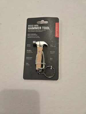 Mini martillo de madera Kikkerland cuchillos multiherramienta, alicates, destornilladores, llavero Foto 1 de 2