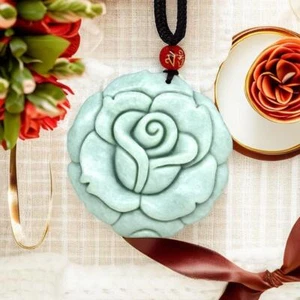 Jade Rose Anhänger Schmuck grüner Stein Halskette Zubehör Blume Natur - Bild 1 von 6