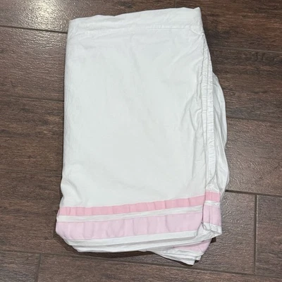 "Falda de cuna forrada con cinta acanalada blanca rosa Pottery Barn Kids con volantes antipolvo caída de 16""" Foto 1 de 2