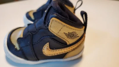 Botín de cuna Air Jordan Retro 1 alto negro dorado talla 1c EE. UU. Foto 1 de 4