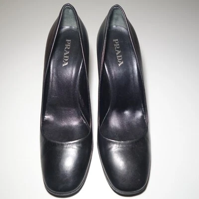 Zapatos de tacón alto Prada de cuero negro hechos en Italia, talla 37 (US 7) Foto 1 de 4