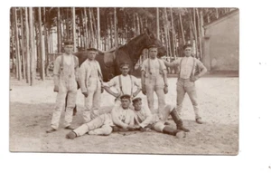 7992- Foto AK * Soldatengruppe vor Pferd stehend * Naundorf 1.wk - Bild 1 von 2