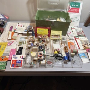 Vintage großes Konvolut Nähnadeln Faden Schere Knöpfe Box vieles mehr - Bild 1 von 17