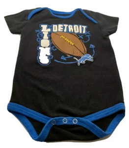 NFL ~ Detroit Lions ~ Baby 18 Monate ~ Strampler/Creeper ~ NFL Bekleidung ~ schwarz mit Football - Bild 1 von 12