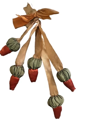 АНТИКВАРНАЯ АТЛАСНАЯ ЛЕНТА УКРАШЕНИЕ КЛУБНИКА MILLINARY ПЛАТЬЕ ОТДЕЛКА - Изображение 1 из 4