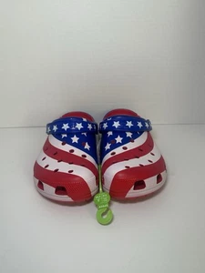 Zueco Crocs Clásico Bandera Americana Talla Hombre 8 o Mujer 10 Estrellas EE. UU. Rayas Nuevo - Imagen 1 de 6
