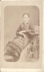 Woman Book G.Beales Spalding Studio CDV Card Photograph (CDV4-5) - Picture 1 of 3