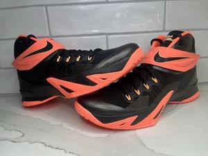 Nike LeBron James Zoom Soldier VIII Basketball Peach Mango 653641-088 US taglia 12,5 - Foto 1 di 7
