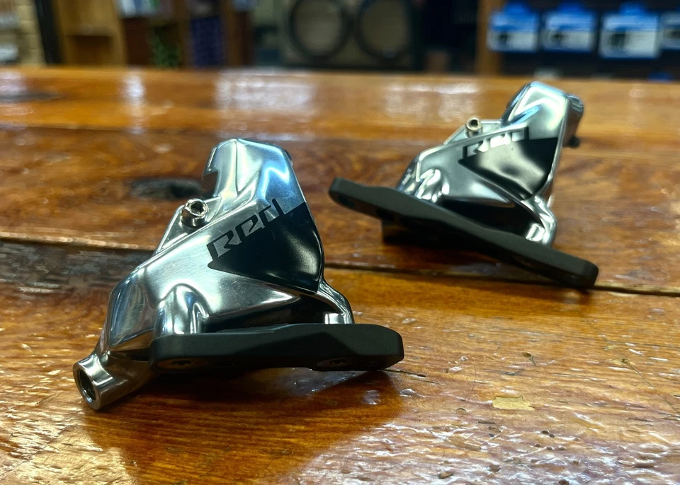 SRAM RED eTap AXS HRD Scheibenbremssattel - Flat Mount, Polar Grey, D1 - Bild 1 von 4