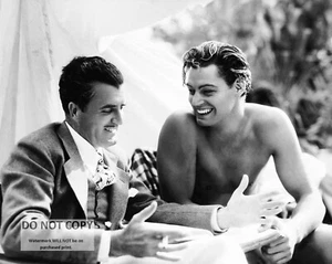 JOHNNY WEISSMULLER & CEDRIC GIBBONS "TARZAN & HIS MATE" SET FOTO 8X10 (AB-054) - Foto 1 di 1