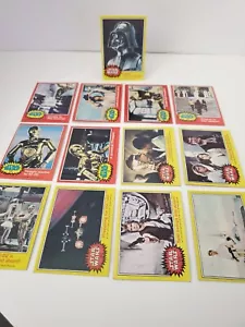 Lotto di 13 carte collezionabili 1977 Star Wars bordo rosso e giallo Darth Vader - Foto 1 di 8
