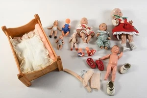 C26N54- Konvolut Puppen ua Schildkröt mit Bett u Käthe Kruse Kleiderhaken Schuhe - Bild 1 von 12