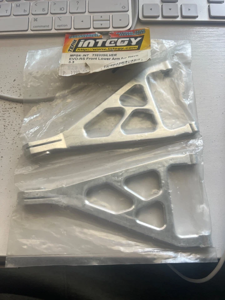 brazo inferior delantero integy t3233silver evo-rs para revo 3.3  Foto 1 de 1