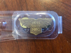 DAMAS DE HARLEY DAVIDSON GRUPO DE PROPIETARIOS HOG LOH 2017 CHALECO CHAQUETA SOMBRERO ALFILER - Imagen 1 de 2