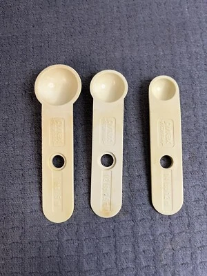 Vintage Pyrex Accessories Ivory Measuring Spoons 3 Pieces Plastic #16379 - Image 1 of 4