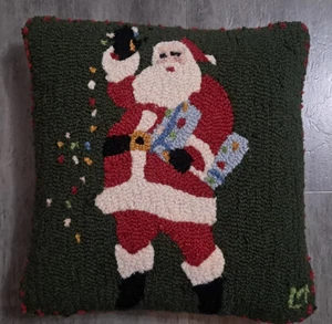 Chandler 4 Ecken Weihnachtsmann grün Wolle Haken Kissen Laura Megroz Volkskunst 18”x 18” - Bild 1 von 4