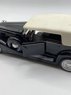 Die-cast 1933 Cadillac Fleetwood. Signature Models - Image 1 of 4