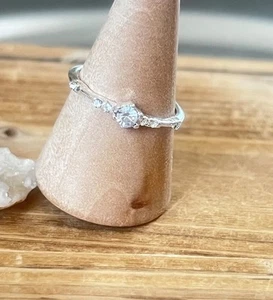 14 Karat Weißgold Ring mit weißen Kristallen Ring - zierliches minimalistisches 1 mm Band - Bild 1 von 24