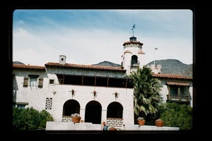Vintage 35mm Farbdia Spanish Revival Architecture with Mountain View - Bild 1 von 1