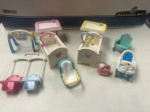 Fisher Price liebevolle Familie Puppenhaus Baby Puppe Kinderzimmer Krippen Schaukel Spielzeug Stühle - Bild 1 von 5