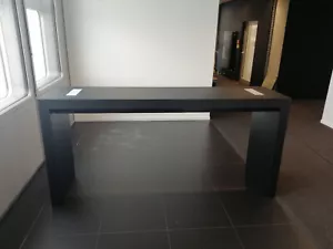 HPL-beschichteter Schreibtisch inkl. Steg für Kabelkanäle schwarz - Bild 1 von 1