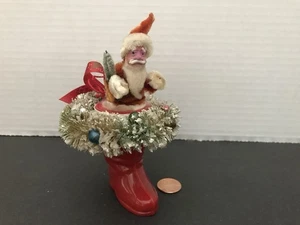 Vintage Rosbro Weihnachtsmannstiefel mit Flaschenbürste Kranz und Chenille Weihnachtsschmuck - Bild 1 von 5