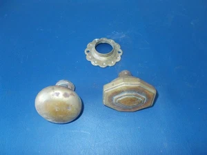 2 Old Brass Door Knobs & 1 Brass Backplate - Picture 1 of 6