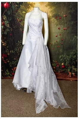 Vestido de novia Maggie Sottero - Vestido sin tirantes línea A con cristales de Swarovski Foto 1 de 4