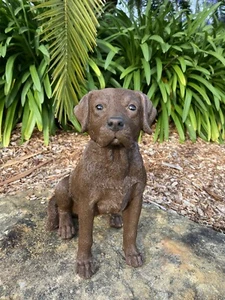 LABRADOR PERRO SENTADO CACHORRO CHOCOLATE MARRÓN GUÍA JARDÍN ESTATUA ORNAMENTO CONMEMORATIVO - Imagen 1 de 9