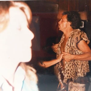 Foto De Colección Hombre Bailando Extraño Felino Conjunto Bomba Encontrada Arte Sombras Surrealistas - Imagen 1 de 5