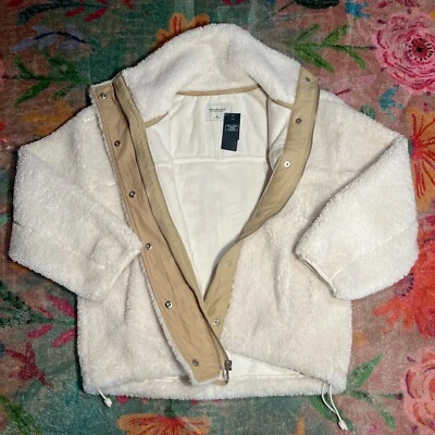 Jaqueta feminina ABERCROMBIE SHERPA MÉDIA NOVA COM ETIQUETAS - Imagem 1 de 4