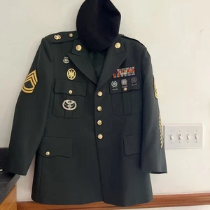 Vintage U.S. Army Class A Dress Uniform mit Baskenmütze, Abzeichen, Bänder, Abzeichen - Bild 1 von 24