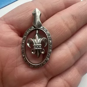 Colgante enmarcado Fleur De Lis plata de ley 950 de alta pureza blanco circonita cúbica - Imagen 1 de 20