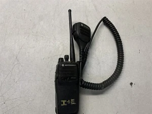  MOTOROLA XPR 6300 AAH55QDC9JA1AN HANDHELD RADIO  - Zdjęcie 1 z 4