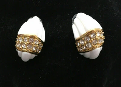 Brincos perfurados canelados com inserção de cristal branco e dourado Kenneth Jay Lane - Imagem 1 de 4