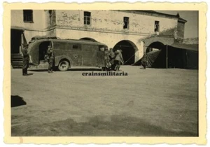Orig. Foto Sanitäter Bus Omnibus mit DRK Wappen Verwundete Lazarett - Picture 1 of 1