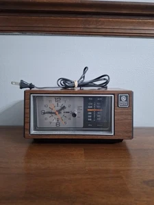 Vintage General Electric GE 7-4550A Walnussmaserung AM/FM Radiowecker getestet funktioniert  - Bild 1 von 14