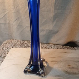 Vaso vintage AAC blu cobalto vetro bocciolo 16" blu racchiuso in base quadrata trasparente - Foto 1 di 11