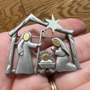 Broche prendedor de solapa de belén artefactos firmados por JJ Jonette tono plata y oro estaño  - Imagen 1 de 5