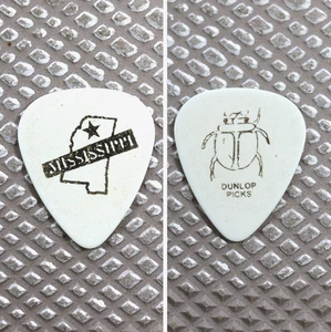 North Mississippi All-Stars 2010 Tour Gitarren-Plektrum ~ Weiß/Goldfolie - Bild 1 von 1