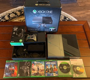 Xbox One Limited Edition Halo 5 1TB Console Bundle - 6 Games - Locke Controller