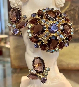 Vintage D&E Juliana gewölbt Amethyst Aurora Borealis Strass Brosche Ohrring Set - Bild 1 von 8