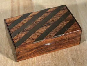 Indische Holz Streichholzschachtel, Messing Intarsien gestreift Schmuckschatulle, klein geteilt am Scharnier - Bild 1 von 7
